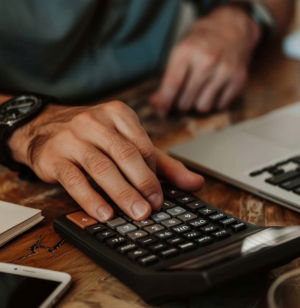 pessoa-que-utiliza-uma-calculadora-financeira-para-planear-as-suas-poupancas-e-investimentos.jpg