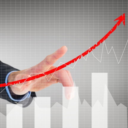empresario-mostrando-evolucao-negocio-com-um-grafico.jpg